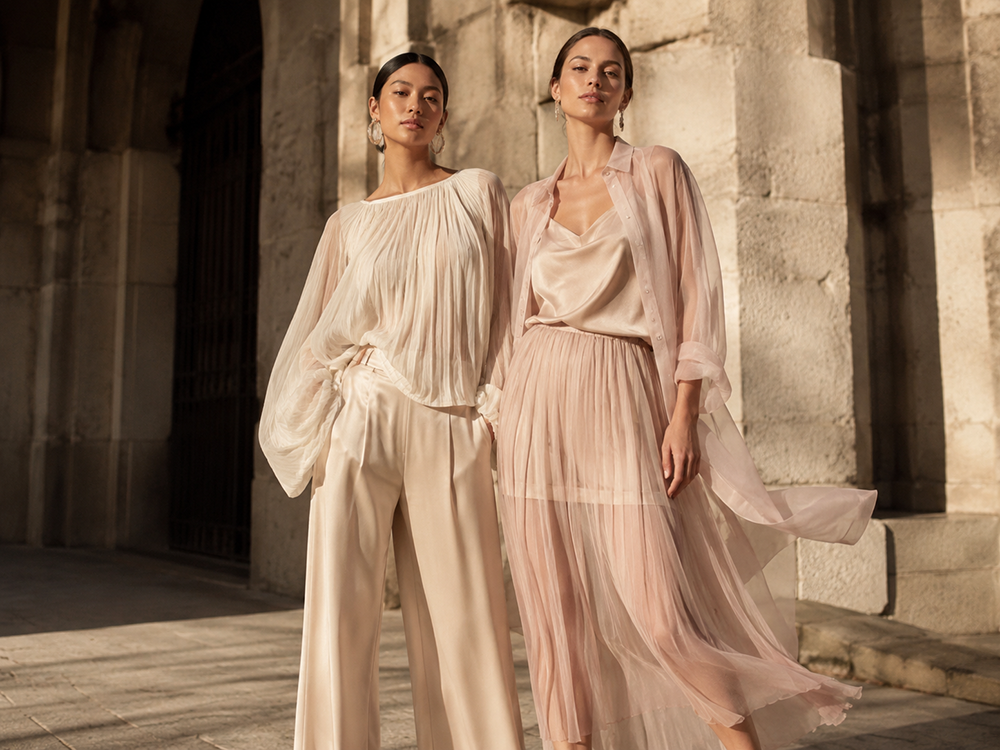 10 تا از ترند های لباس ۲۰۲۶ دخترانه تابستانی در ایران و جهان 27 elegant fashion in sunlit courtyard 1